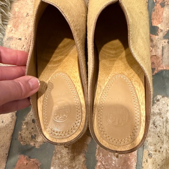 Tory Burch Blythe pony hair size 7 Tan Studded Women's Clogs - Picture 4 of 4